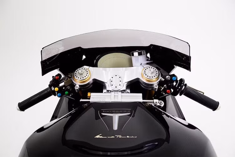 Một hệ thống máy tính xử lý của hãng MoTec, Mỹ đóng vai trò điều khiển hoạt động của cac hệ thống, cũng như động cơ trên xe một cách suôn sẻ và hiệu quả.