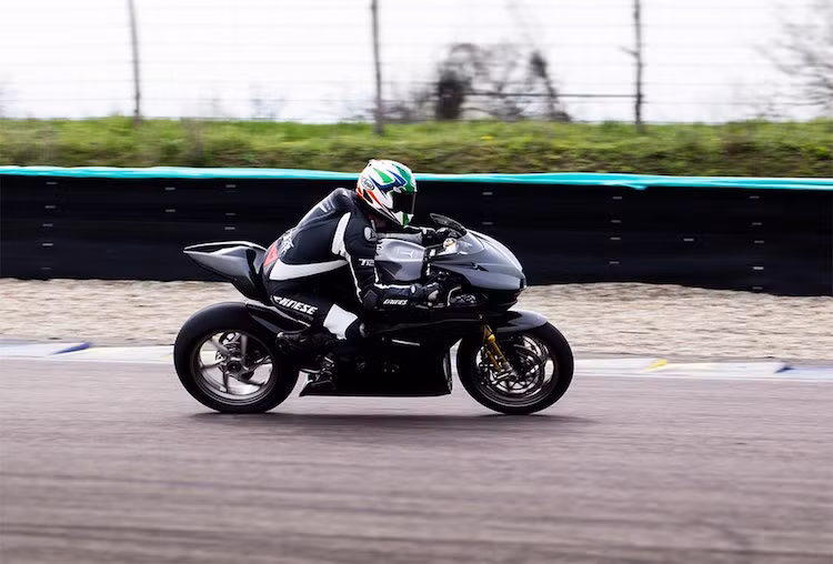 Do hoàn toàn không được trang bị đèn tín hiệu và giảm thanh, Tamburini T12 Massimo sẽ chỉ có thể được phép vận hành trong trường đua.