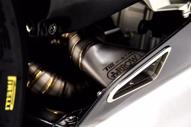 Ngay cả cụm ống xả titan nối với động cơ cũng do chính Tamburini thiết kế, giấu dưới gầm và tích hợp với quây gió để tạo thành một khối thống nhất cho chiếc xe.