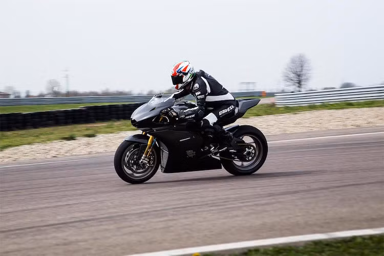 Giá bán cùng số lượng sản xuất của Tamburini T12 Massimo chưa được tiết lộ. Tuy nhiên với danh hiệu là mẫu xe cuối cùng của nhà thiết kế Tamburini và sử dụng các công nghệ đỉnh cao, chắc chắn chiếc xe sẽ có giá không rẻ.