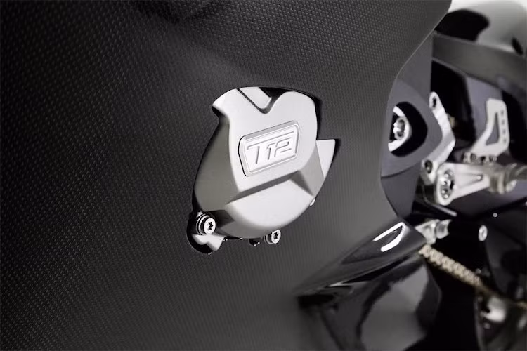 Động cơ của một chiếc S1000RR nguyên bản có công suất tối đa "chỉ" 200 mã lực. Tuy nhiên với hàng loạt các cải tiến, cỗ máy này đã có công suất tăng lên tới 30 mã lực so với xe "zin".