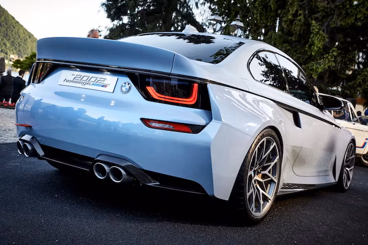 Ở phía sau, 2002 Hommage có thiết kế rất hiện đại với các đèn hậu LED, với một số chi tiết hoài cổ như logo BMW đặt lệch trên nắp khoang hành lý. Tuy nhiên khác với màu sơn trắng đã trở thành "biểu tượng" của 2002 Turbo, chiếc 2002 Hommage có màu xanh "Space Race Metal ấn tượng hơn.