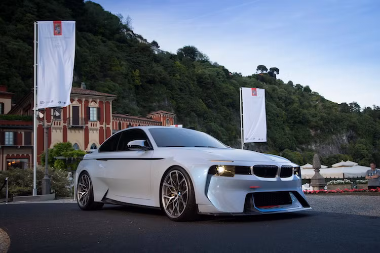 Dựa trên cơ sở mẫu xe thể thao M2 đang được bán, nhưng BMW 2002 Hommage có phần đầu, đuôi và một chút thân xe với thiết kế mới, lấy cảm hứng từ chiếc 2002 trước kia.