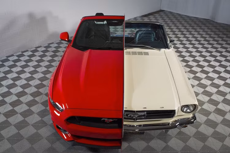 Dù là một mẫu xe trưng bày, nhưng những người thăm quan được phép vào trong chiếc Mustang đặc biệt này để có thể trực tiếp so sánh sự khác biệt giữa 2 thế hệ Mustang.