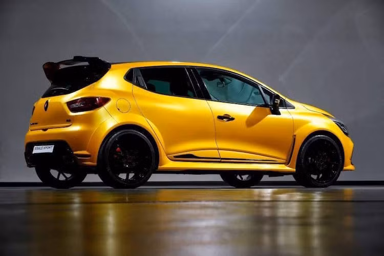 Không chỉ có động cơ từ Megane RS, hệ thống phanh cùng hộp số ly hợp kép của Clio RS cũng có nguồn gốc từ mẫu hatchback thể thao cao cấp nhất Megane RS Trophy-R, đem tới hiệu năng vận hành cực cao cho chiếc xe.