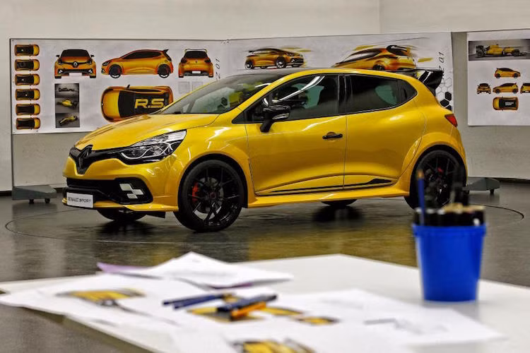 Vừa được ra mắt tại chặng đua F1 Monaco, hiện chỉ có duy nhất 2 chiếc Clio RS thế hệ mới tồn tại trên Thế giới. Renault cũng chưa đưa ra bất kỳ thông tin nào về việc sản xuất hàng loạt chiếc xe.