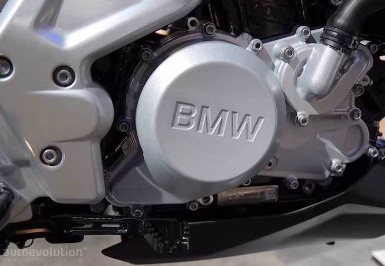 Nằm giữa bộ khung này là khối động cơ 1 xi-lanh DOHC làm mát bằng nước, có phun xăng điện tử và dung tích 313 cc. Đây là động cơ nhỏ nhất mà BMW từng sản xuất kể từ chiếc R24 từ năm 1948.