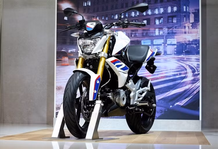So với mẫu concept Stunt G 310 được BMW ra mắt vào tháng 10, chiếc naked bike giá rẻ sản xuất hàng loạt mang tên BMW G310R không có sự khác biệt nhiều về thiết kế với kiểu dáng mạnh mẽ và thân xe nhiều đường nét thể thao, góc cạnh.