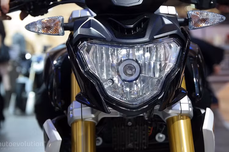 Trong đó, thay đổi dễ nhận ra nhất của G310R phiên bản thương mại so với bản concept phải kể tới phần đầu mới với đèn pha sắc sảo nằm phía trước xe.