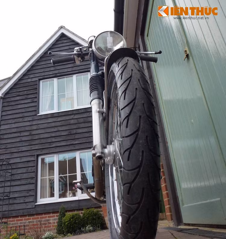 Để có thể giữ an toàn khi xe chạy ở tốc độ cao hơn nhiều so với SS50 nguyên bản, Pip đã nâng cấp hệ thống phanh trước lên phanh đĩa. Ngoài ra, xe vẫn sử dụng vành nan hoa, nhưng có lốp được nâng cấp lên loại Continental ContiGo bám đường hơn, với bản 90/80/17 cho cả 2 bánh.