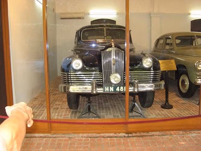 Những năm 1960, Liên Xô viện trợ cho ta một số loại xe mang nhãn hiệu Volga. Do hai chiếc Pobeda và Peugeot đã cũ, các đồng chí phục vụ xin phép Bác cho thay xe, nhưng Bác không đồng ý.