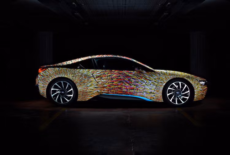 Theo BMW, họ đã lựa chọn Lampada ad Arco làm ý tưởng do bức tranh của Giacomo Balla đã sử dụng các kỹ thuật vẽ màu mang tính cách mạng và mang ý nghĩa về tầm nhìn tới các công nghệ trong tương lai - tương tự như chiếc i8.