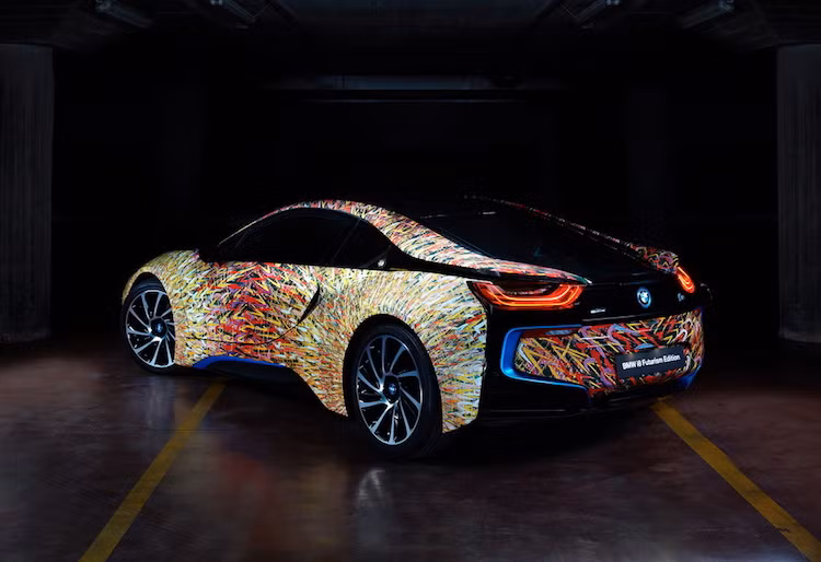 Bên cạnh bộ vỏ sơn màu độc đáo, chiếc i8 Futurism Edition vẫn hoàn toàn không có điểm khác biệt gì so với những phiên bản i8 thường, với hệ động lực "xanh" kết hợp giữa động cơ xăng tăng áp 1.3l 3 xi-lanh và động cơ điện để đạt tổng công suất 357 mã lực.