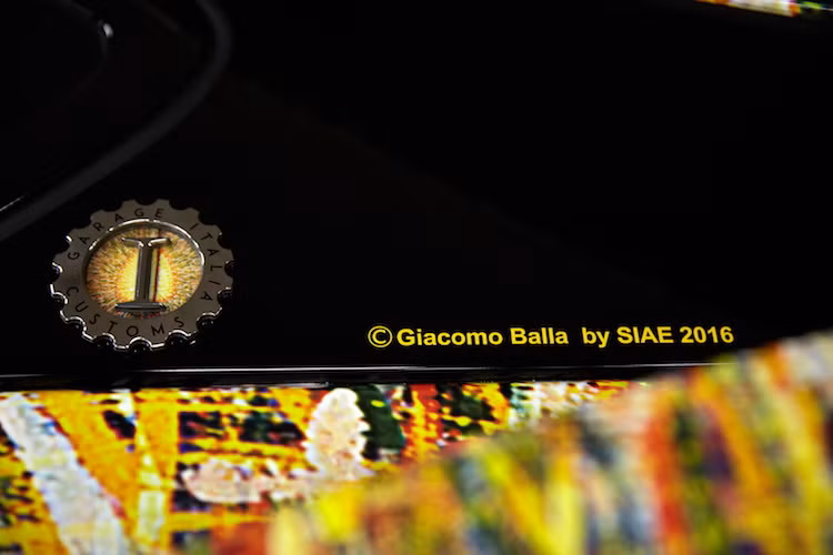 Trên i8 Futurism Edition, toàn bộ thân xe của i8 đã trở thành một "trang giấy trắng" để vẽ lên bức tranh trừu tượng Lampada ad Arco của họa sĩ người Ý Giacomo Balla.