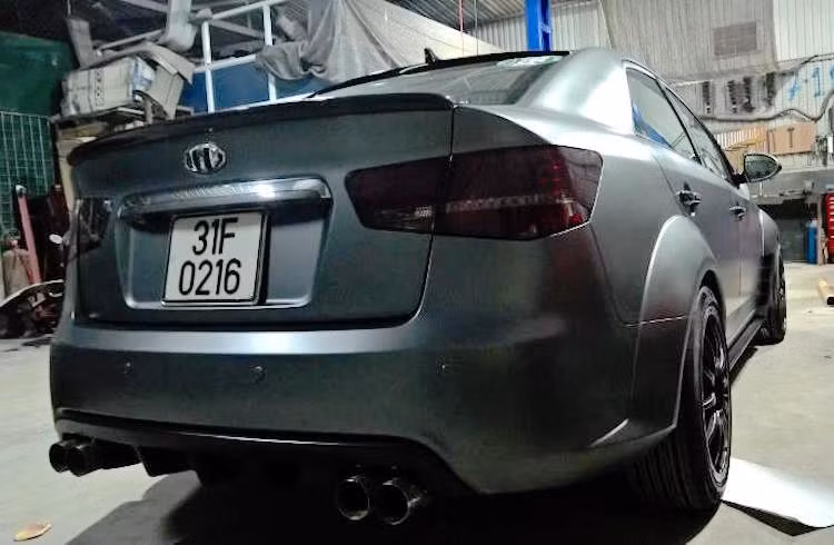 Không chỉ dừng lại ở ngoại thất, phần "nội công" của chiếc Forte cũng được nâng cấp với lọc gió và cổ hút K&amp;N, cổ pô 4-2-1 JBL, bầu pô của QS Performance và hệ thống xả Sterlin F1.