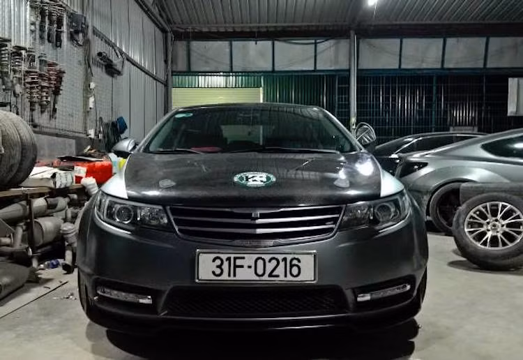 Ở phía trước chiếc xe, dàn đèn nguyên bản của sedan Kia Forte đã được nâng cấp với cặp đèn pha thấu kính projector, đi kèm với các đèn LED ban ngày hiện đại. Nằm giữa đèn pha là lưới tản nhiệt mới với thiết kế thanh nan, thay vì kiểu "mũi hổ" đặc trưng của Kia.