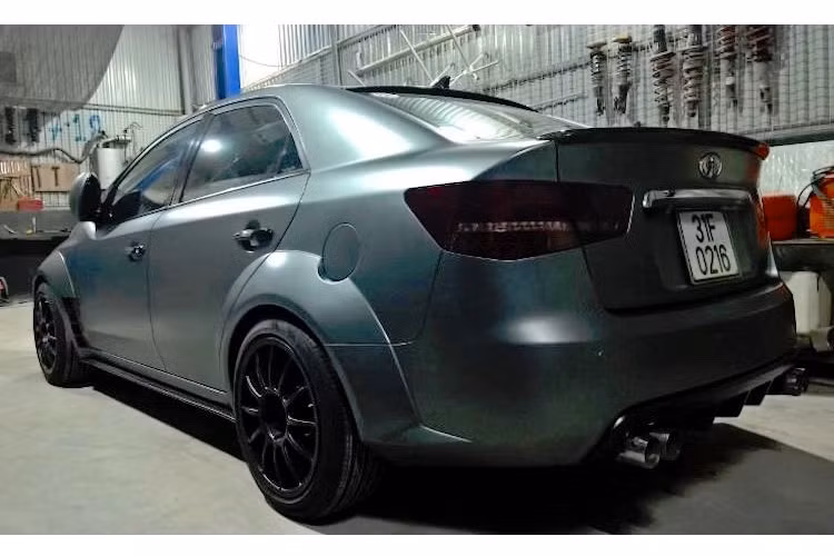 Để phù hợp với widebody mới, bộ mâm đúc Pro Race Team Dynamic Motorsport với bản rộng kèm theo thớt kê trục bánh (spacer) dày 2 cm phía trước và 2,5 cm phía sua đã được trang bị cho chiếc xe. Ở phía sau, chiếc Forte cũng đã được độ cánh đuôi dạng nẹp trên nắp khoang hành lý, đèn hậu tối màu và cản sau với các cánh khuếch tán không khí bên dưới.