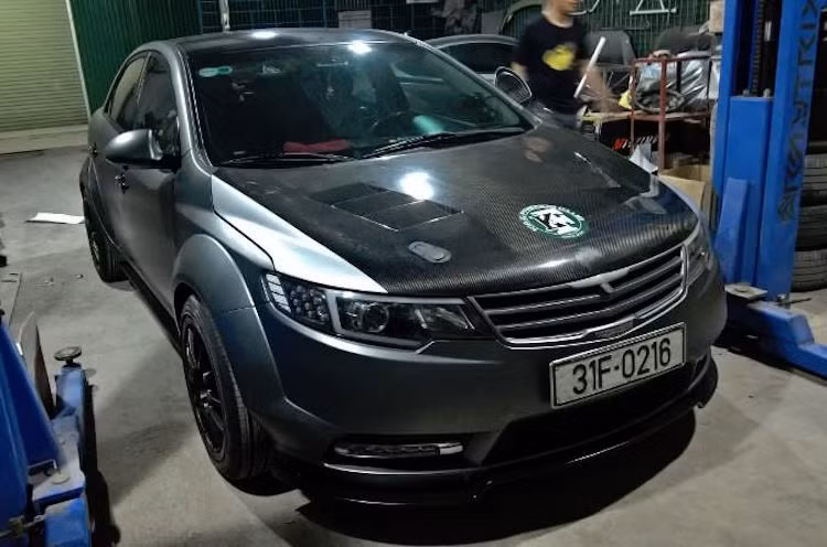 Cản trước của xe được giữ nguyên bản, nhưng có gắn thêm cánh khí động học ở bên dưới theo phong cách xe thể thao và các đèn sương mù LED. Trong khi đó, nắp ca-pô của Forte cũng đã được thay bằng sợi carbon, với các khe thoát nhiệt và lẫy mở nhanh.