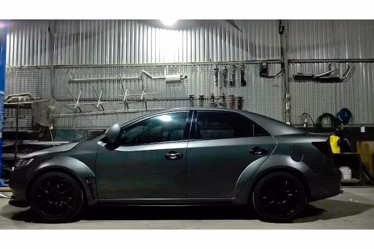 Tuy nhiên, điểm ấn tượng nhất của chiếc xe đó là bộ widebody nới rộng thân xe, được "thửa riêng" cho Forte bởi xưởng QS Performance ở Hà Nội. Với bộ widebody mới, các hốc bánh của xe đã được nới rộng hơn và khiến chiếc Forte có dáng rộng, thấp cực "ngầu" giống xe thể thao.