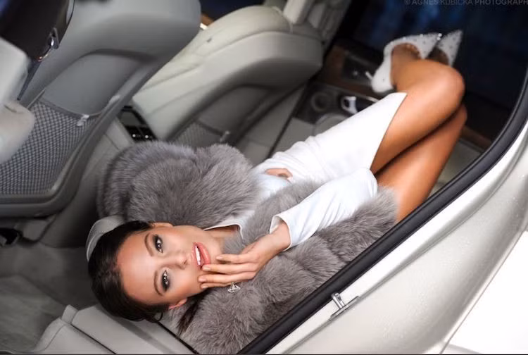 Chiếm trọn hết bảng điều khiển trung tâm là hệ thống thông tin giải trí Sensus hiện đại, với màn hình cảm ứng lên tới 12 inch và tích hợp đầy đủ các công nghệ hiện đại nhất: kết nối internet, Apple CarPlay, Android Auto, Bluetooth, hệ thống định vị... Là một mẫu SUV khá lớn nên XC90 có tới 3 hàng ghế và ngồi được 7 người.