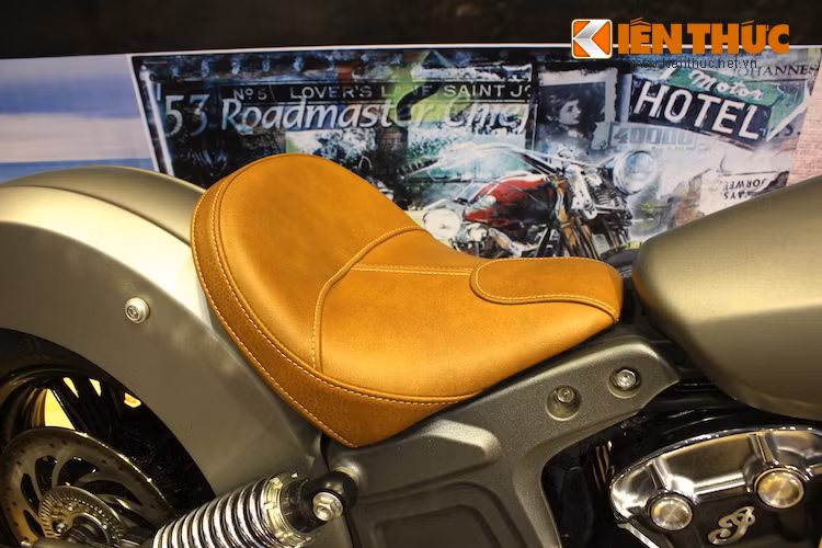 Xe chỉ có duy nhất một yên solo với thiết kế theo phong cách bobber, với vỏ yên được khâu từ 6 mảnh da. Giống như những mẫu cruiser khác, chiều cao yên của Scout thấp khiến chiếc xe dễ dàng điều khiển hơn.