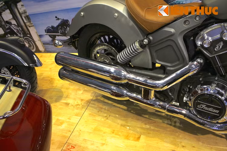 Động cơ V-Twin dẫn khí thải qua hệ thống xả với 2 pô đặt lệch về bên phải thân xe. Toàn bộ hệ thống xả được mạ bóng, tạo điểm nhấn trên thân xe màu xám mờ khá "ngầu" của Scout.