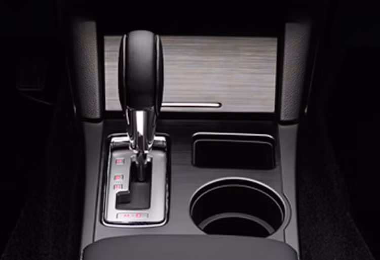 Tất cả các phiên bản của 2 dòng xe này đều được trang bị sẵn hệ thống dẫn động 4 bánh toàn thời gian đối xứng, kèm theo hộp số tự động vô cấp CVT Lineartronic "độc quyền" của Subaru.