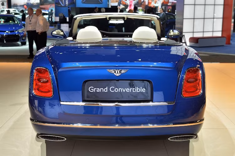 Về cơ bản, Mulsanne mui trần sẽ là một chiếc sedan Mulsanne 4 cửa được bỏ đi 2 cửa sau, có 2 cửa trước dài hơn và sử dụng mui xếp mềm tinh tế. Vòm bánh sau của chiếc xe cũng sẽ có sự khác biệt so với bản sedan với đường gân dập nổi tinh tế.