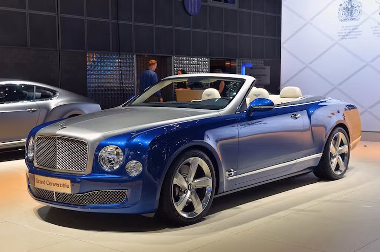 Tại triển lãm Los Angeles 2014, Bentley đã từng trưng bày phiên bản mui trần của dòng xe siêu sang Bentley Mulsanne mui trần với tên gọi là Grand Convertible. Dự án này đã nhận được sự ủng hộ nhiệt liệt của ông Wolgang Durheimer - Giám đốc điều hành Bentley vào lúc đó.