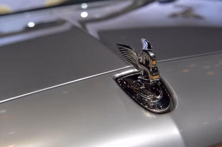 Trước đây, Bentley cũng đã từng sản xuất một dòng xe mui trần siêu sang với tên gọi Azure. Chính vì vậy có khả năng hãng sẽ "hồi sinh" tên gọi này cho chiếc Mulsanne mui trần.