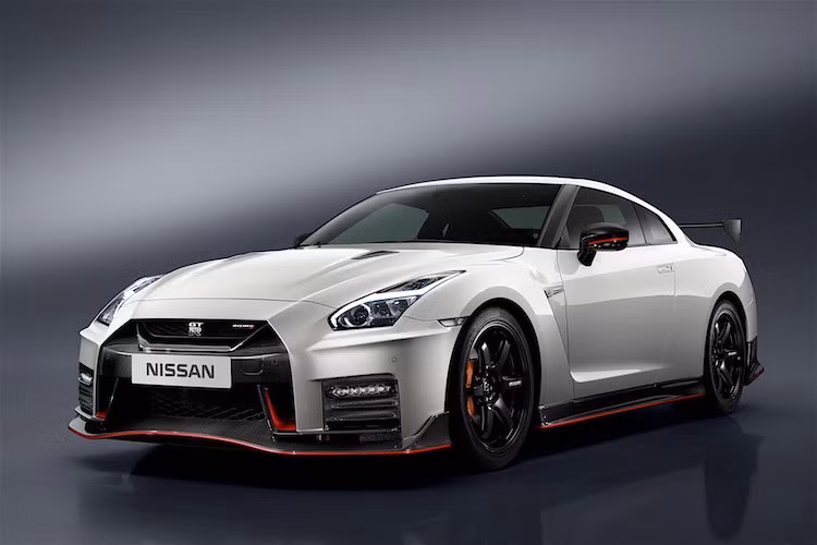 Ra mắt lần đầu từ năm 2008, Nissan GT-R R35 là "hậu duệ" của dòng xe thể thao Nissan Skyline GT-R vốn chỉ được bán tại Nhật, nhưng được mệnh danh là "quái vật Gozilla" bởi khả năng vận hành "đánh bại" nhiều siêu xe. Sau khi các phiên bản bình thường có bản nâng cấp, phiên bản thể thao Nissan GT-R Nismo 2017 cũng được "trình làng".