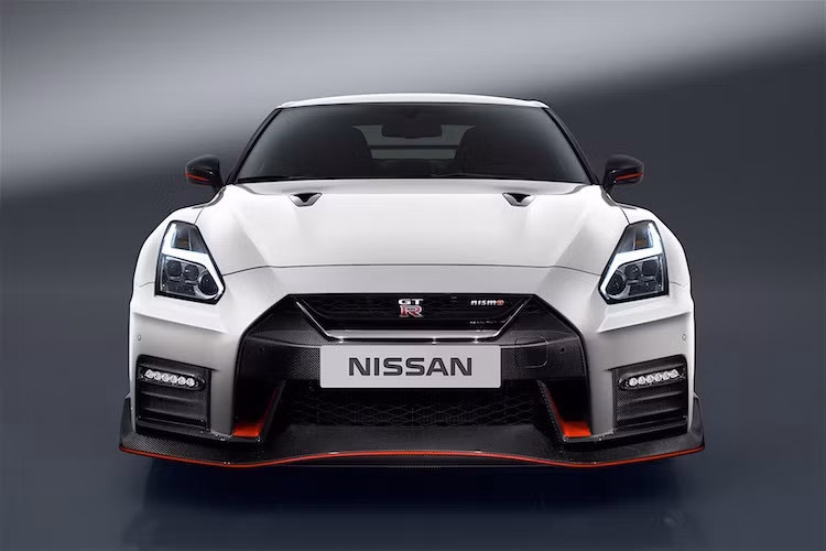 Cũng giống các phiên bản thường, phiên bản Nissan GT-R Nismo 2017 mới nhất có "bộ mặt" thay đổi lớn với thiết kế gần như hoàn toàn mới. Hai đèn pha của GT-R vẫn được giữ nguyên nhưng lưới tản nhiệt của xe đã được tạo hình lại theo phong cách V-Motion của Nissan, kèm theo các khe hút gió làm mát hai bên kèm đèn sương mù LED.