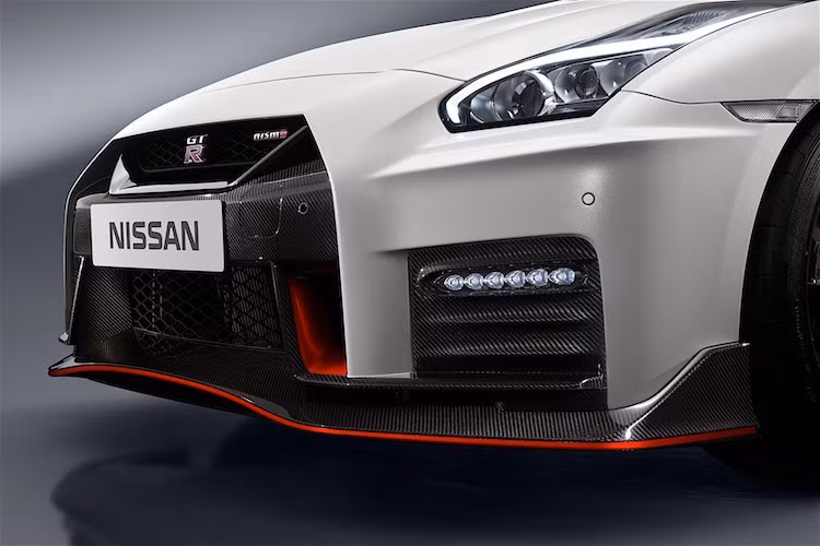 Vẫn giống như 8 năm qua, siêu xe thể thao GT-R Nismo 2017 sử dụng động cơ V6 3.8l tăng áp kép VR38DETT được lắp ráp bằng tay, tuy nhiên đạt công suất tối đa 600 mã lực thay vì chi 565 mã lực như phiên bản thường. Mô-men xoắn cực đại của xe cũng đạt tới 652 Nm.