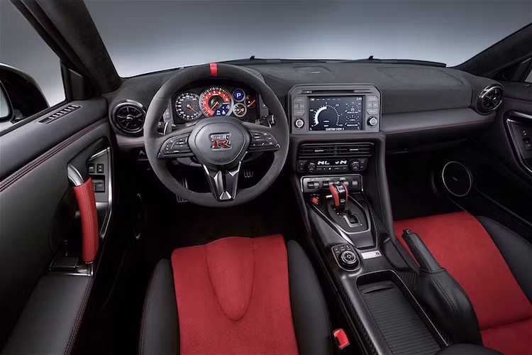 Khác biệt lớn nhất trong nội thất của chiếc xe nằm ở bảng điều khiển trung tâm với màn hình hiển thị đa thông tin có kích thước 8 inch thay vì 7 inch nằm trên cùng, trong khi các cửa gió điều hòa được chuyển xuống dưới. Số nút bấm cũng được Nissan rút gọn tối đa, từ 27 nút xuống còn 11.