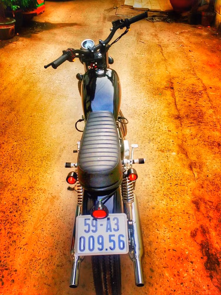 Ở phía sau, anh Tự đã cắt gọn dè sau, đồng thời trang bị cho chiếc LA bộ yên "bánh mì" cùng cặp pô độ hình chai cho âm thanh trầm ấm.