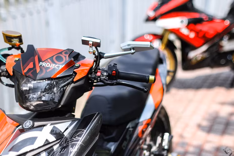 Các đèn chiếu sáng của chiếc xe được sơn tối màu, trong khi toàn bộ dàn vỏ sơn tem đấu với các họa tiết cá tính. Những món đồ chơi "lặt vặt" như gương hậu, tay phanh/côn CNC, cùm công tắc rút gọn và bình dầu Rizoma giúp tạo thêm điểm nhấn cho xe.