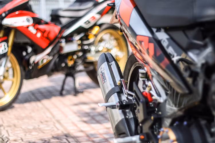 Cuối cùng, cây pô MIVV ở phía sau khiến tiếng nổ từ khối động cơ 150 cc của Exciter trở nên trầm ấm, kích thích hơn.