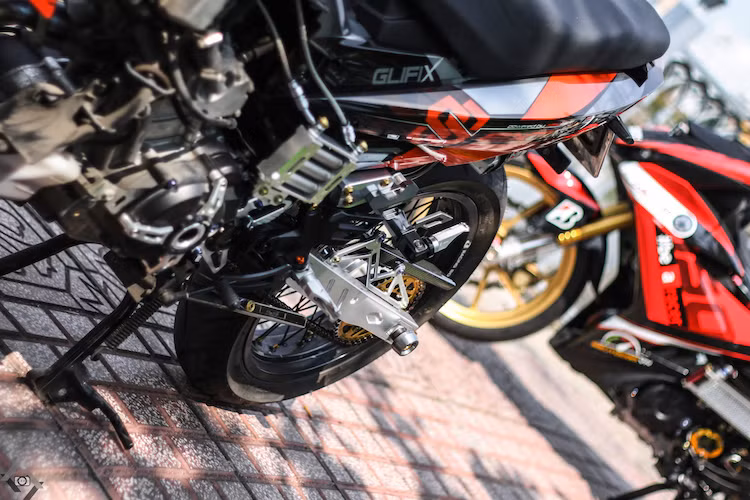 Một số món phụ tùng từ nhôm như gắp và ốp lốc máy cũng tạo thêm sự độc đáo cho chiếc Exciter. Đặc biệt, chắn xích phía sau còn được làm từ sợi carbon.