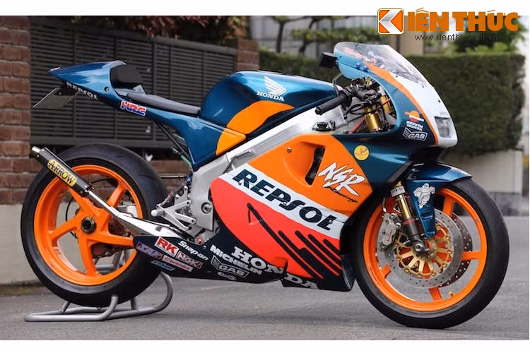 Do Honda không sản xuất phiên bản "đường phố" của mẫu xe đua MotoGP NSR500, chính vì vậy dòng sportbike Honda NSR250R được chế tạo từ năm 1984-1996 có thể coi là mẫu xe thể thao 2 kỳ mạnh mẽ nhất của hãng môtô Nhật.