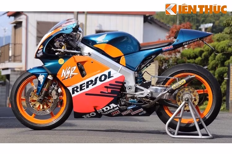 Trải qua 20 năm kể từ ngày dừng bán, Honda NSR250R vẫn tiếp tục được các hãng phụ tùng và dân chơi ưa chuộng với nhiều bản độ "khủng". Để khiến chiếc NSR250R có thể bắt kịp với những mẫu xe mới hơn, một biker tại Nhật đã quyết định biến nó trở thành chiếc "MotoGP" 250 cc trên đường phố.