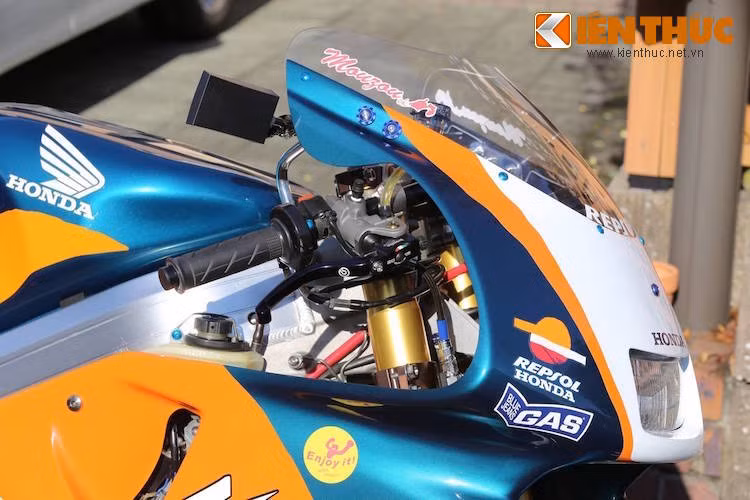 Trên chiếc xe này, bộ quây gió nguyên bản của NSR250R đã được thay hoàn toàn bằng quây WGP500 của hãng Silhouette Japan, với kiểu dáng tương tự xe đua NSR500 trước đây. Do quây gió vốn che kín phần trước và không có đèn pha nên chủ xe đã "chế mủ" phần đầu với đèn nguyên bản của NSR250R.