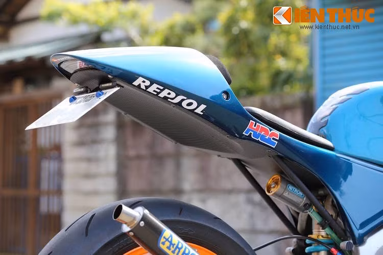 Bộ yên xe "siêu mỏng" là loại Performance Street GRP của TYGA, đồng thời ốp bên dưới vòm bánh sau là tấm chắn carbon của Dainokku. Cuối cùng, phuộc sau của chiếc xe đã được nâng cấp lên phuộc Nitron.