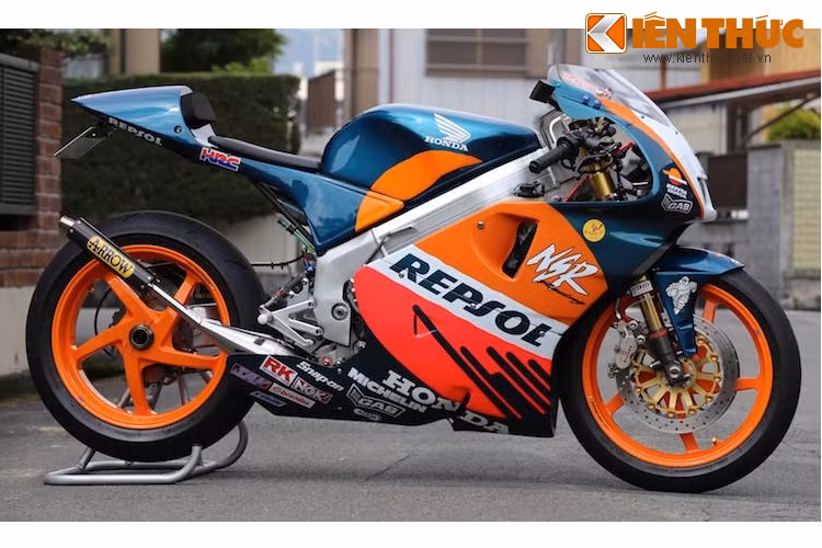 Toàn bộ dàn áo của chiếc xe cũng đã được sơn tem đấu Repsol theo phong cách của chiếc NSR500 thi đấu vào năm 1998. Mẫu tem này cũng được chính Honda áp dụng trên chiếc NSR150SP rất quen thuộc với dân chơi Việt.