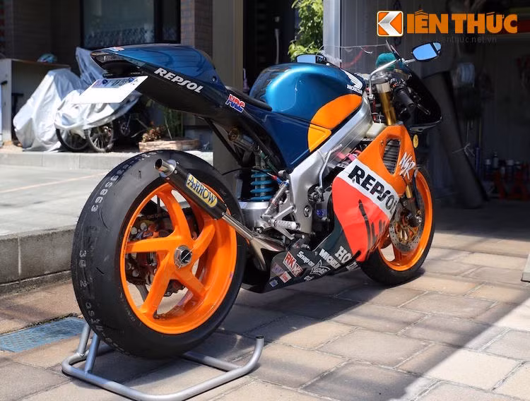 Ở phía sau, chiếc NSR250R được "vuốt đuôi" đúng phong cách MotoGP, nhưng đồng thời có pát biển số được tích hợp xi-nhan LED và đèn LED giấu dưới đuôi xe. Bộ gắp đơn phía sau cũng đã được thay mâm Marchesini đồng bộ với bánh trước.