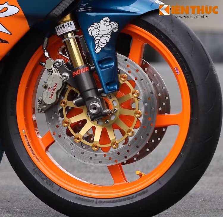 "Dàn chân" trước của xe đã được nâng cấp với phuộc trước USD Showa từ xe đua Honda RS250 NX5 đời 2000, kèm theo đó là hệ thống phanh đĩa kép Brembo, mâm Marchesini 5 cây lấy từ Ducati 998 và lốp Bridgestone Battlax 120/70/17.