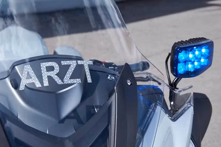 Ở kính chắn gió trước, của R1200RT Medical Emergency có dán dòng chữ Arzt bằng phản quang, tiếng Đức nghĩa là Bác Sĩ để báo hiệu.