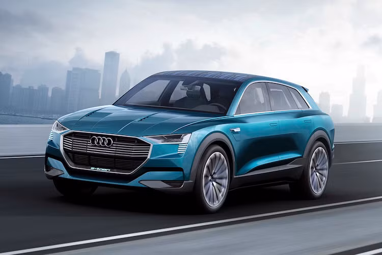 Ngoài ra, ông Stadler còn dự đoán rằng vào năm 2025, công nghệ xe tự lái sẽ trở nên hoàn thiện. Chuyển sang xe điện, ông Stadler cho biết Audi sẽ tung ra mỗi năm một mẫu xe điện. Trong đó vào năm 2018, hãng sẽ "trình làng" một chiếc SUV cỡ lớn chạy điện hoàn toàn, với tầm hoạt động hơn 500 km.
