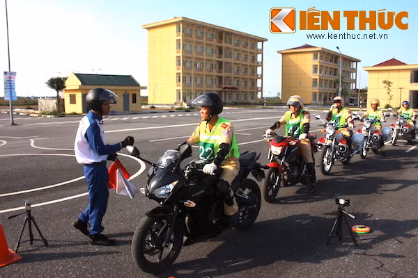 Honda Viet Nam cung CSGT trien khai cac hoat dong ATGT-Hinh-5