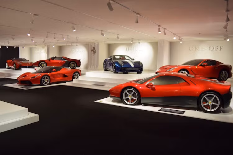 Nằm phía bên tay phải của bức ảnh này là mô hình của chiếc siêu xe "hàng thửa" SP12 EC, được bộ phận Special Projects chế tạo dành riêng cho ca sĩ nổi tiếng người Anh Eric Clapton. Hiện nay, chiếc xe thật vẫn đang nằm trong tay của Eric Clapton.