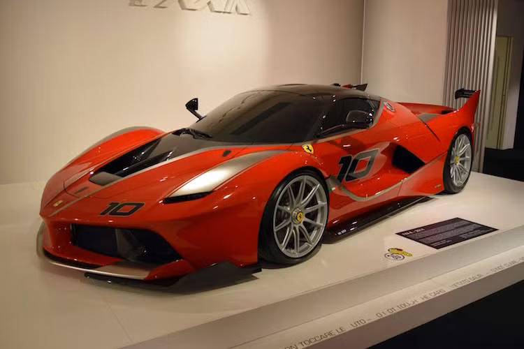Phiên bản mới nhất của LaFerrari là FXX-K, một siêu xe đua với số lượng sản xuất chỉ 32 chiếc trên toàn cầu.